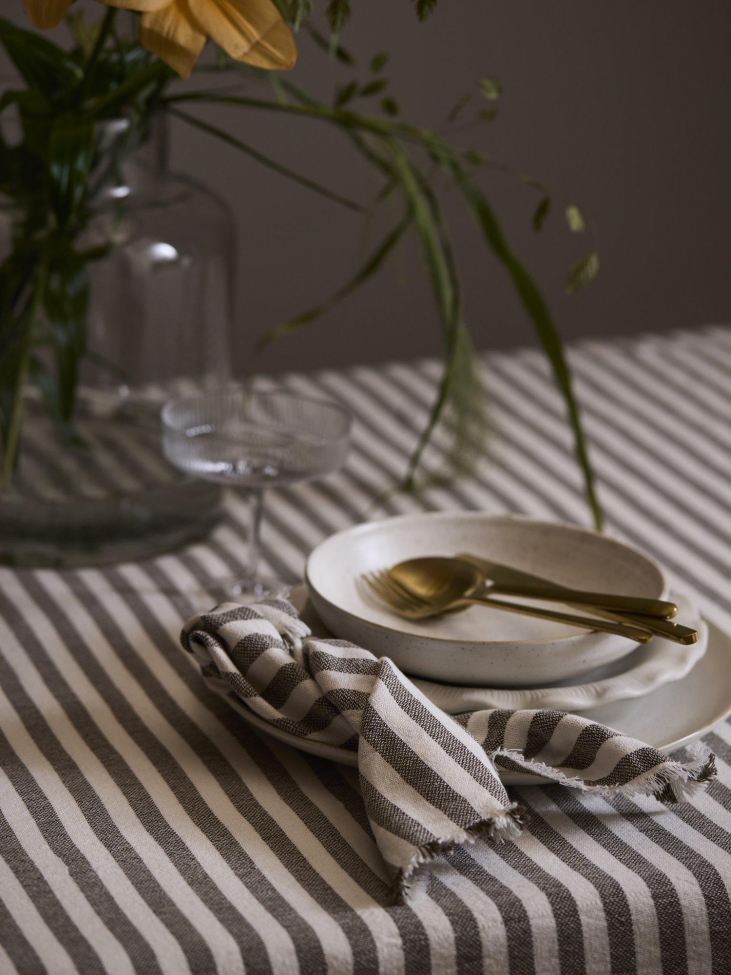 Obrus 'Gaby' 140x280 - Brązowy