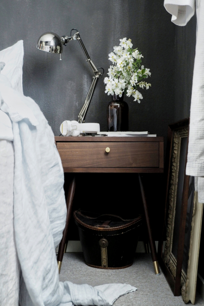 Stolik nocny 'Prime' - Orzech/Mosiądz