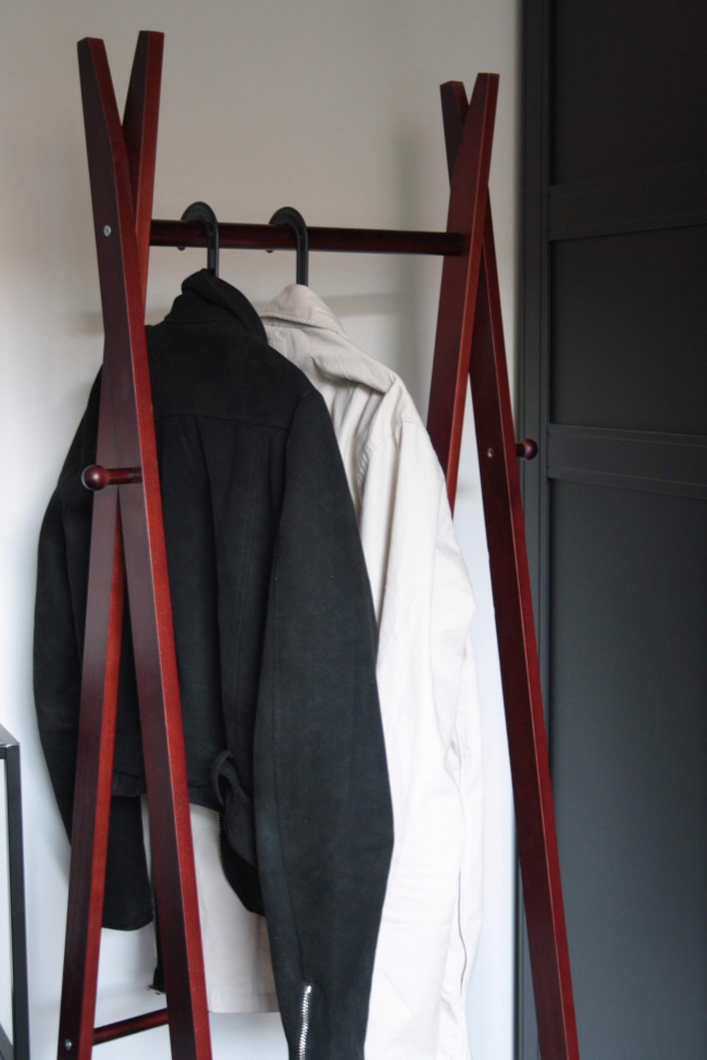 Wieszak na ubrania z półką na buty 'Confident' - Orzech